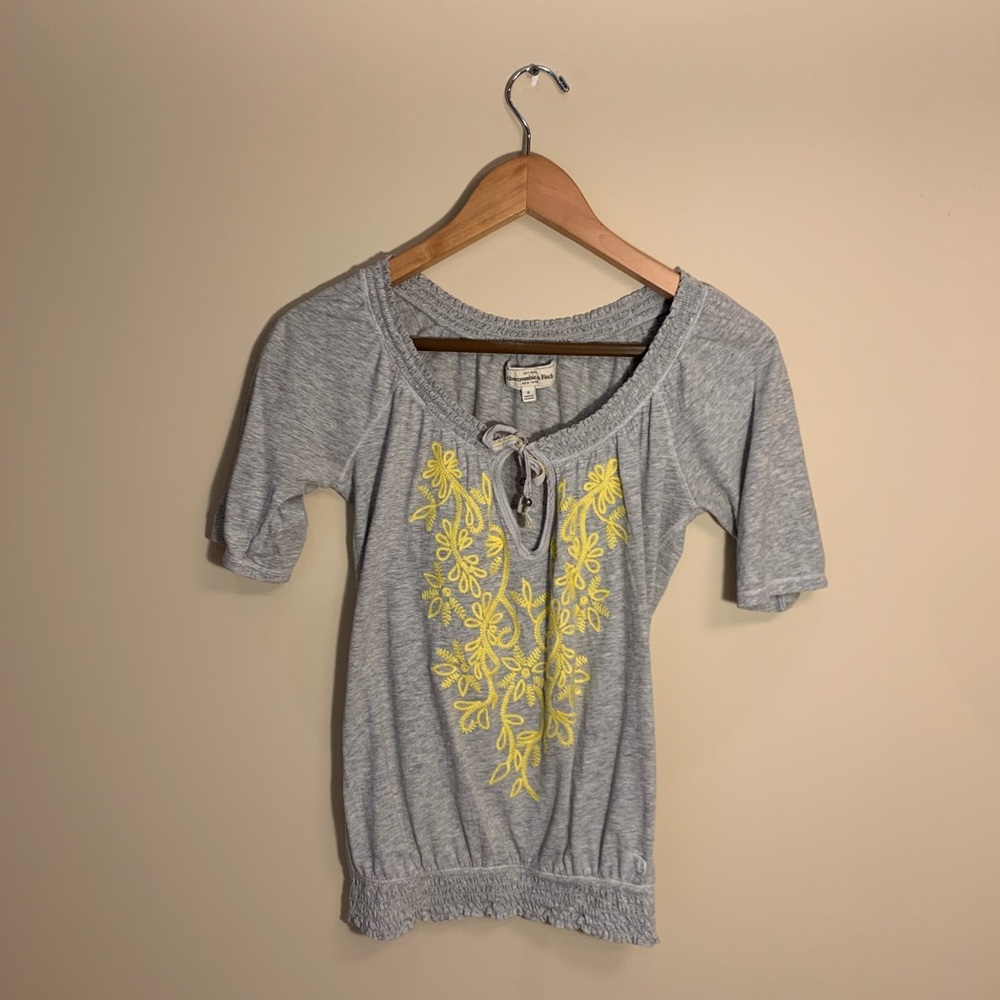 Grey t shirt with embroidered flowers. S